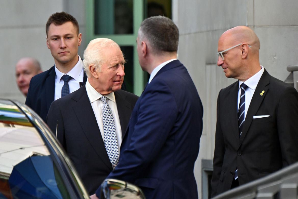 Karol III odwiedził Centrum Społeczności Żydowskiej w Krakowie. Michał i Aya poznali króla. "To miły starszy pan"