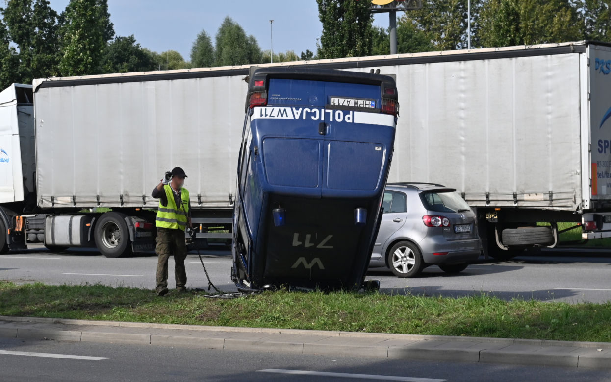 Na Prawobrzeżu dachował radiowóz