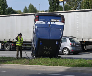 Na Prawobrzeżu dachował radiowóz