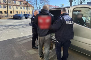 Domowa awantura na Pomorzu. Wpadł w szał i tłukł głową w ścianę, bo dziewczyna odeszła od niego z innym