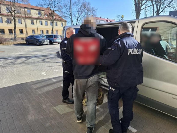 Domowa awantura na Pomorzu. Wpadł w szał i tłukł głową w ścianę, bo dziewczyna odeszła od niego z innym