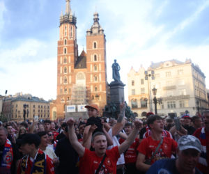 Dramat podczas fety Wisły Kraków. 11-latka trafiona petardą trafiła do szpitala
