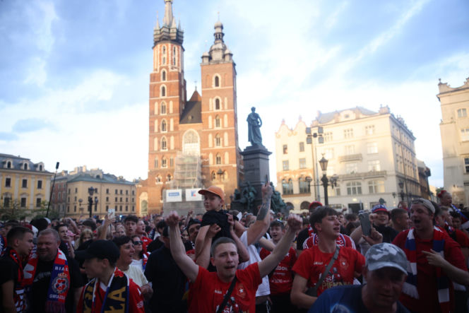 Dramat podczas fety Wisły Kraków. 11-latka trafiona petardą trafiła do szpitala