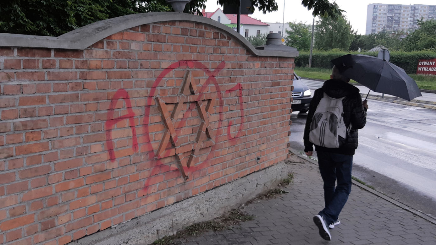 Kirkut pomalowany przez pseudo graficiarzy