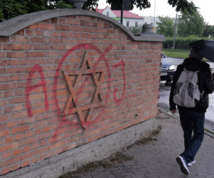 Kirkut pomalowany przez pseudo graficiarzy