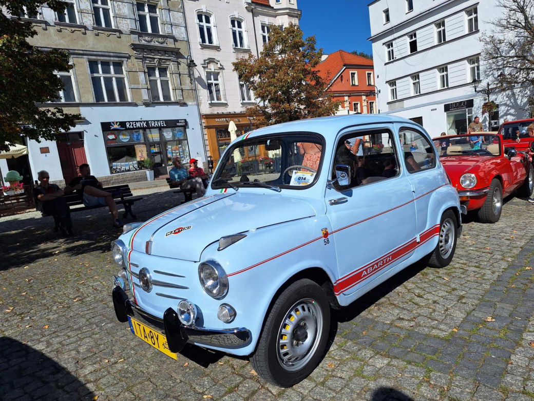 11. Zlot Pojazdów Zabytkowych. Klasyki motoryzacji opanowały Tarnowskie Góry