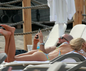 Kurek wyleguje się na plaży po igrzyskach