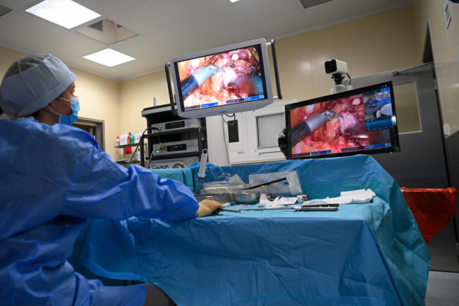 Polscy lekarze z Chin zoperaowali pacjentów w Warszawie. To pierwsze w historii operacje telerobotyczne na taką odległość