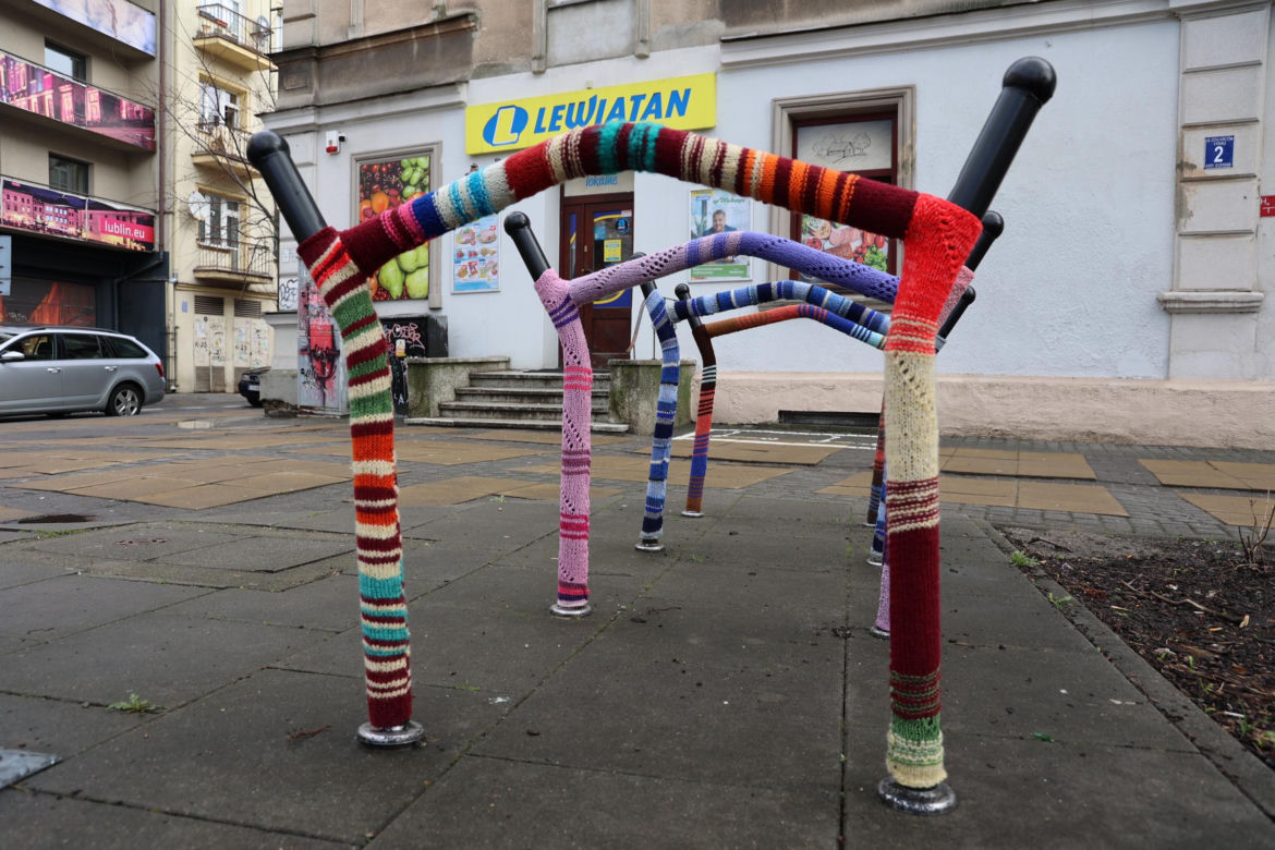 Kolorowe instalacje opanowały Lublin. Tak „Otulanie włóczką” świętuje swoje 10. urodziny!