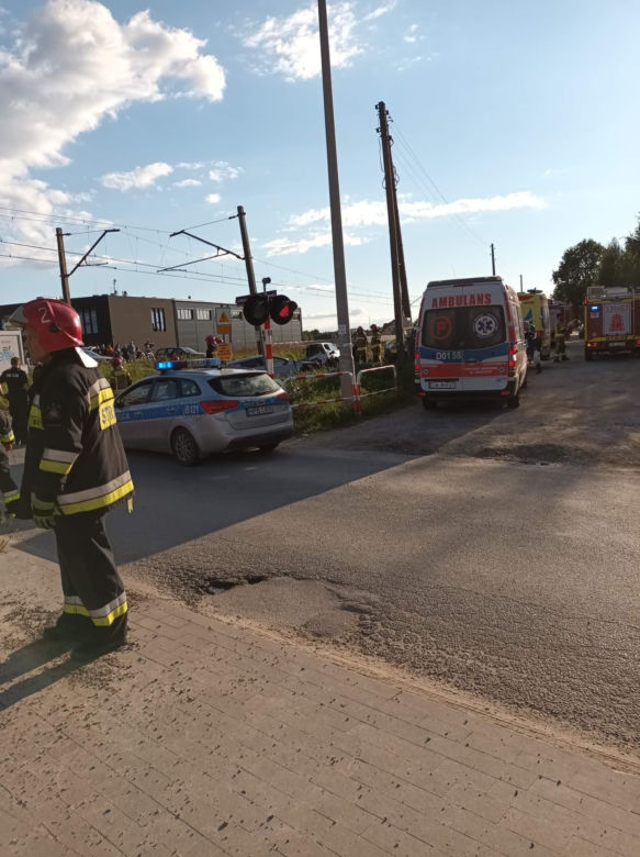 Pomyliła biegi i dwa samochody wjechały pod pociąg
