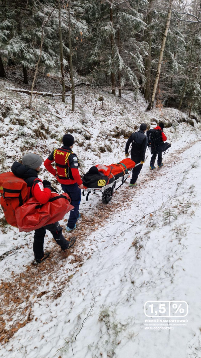 Dramatyczna akcja w Górach Izerskich. Turysta uwięziony na szlaku