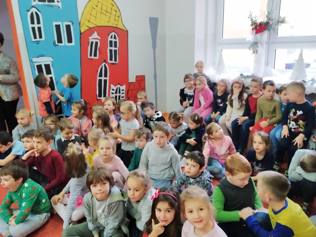 Przedszkolaki wcieliły się w rolę Św. Mikołaja. 