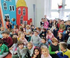 Przedszkolaki wcieliły się w rolę Św. Mikołaja. 