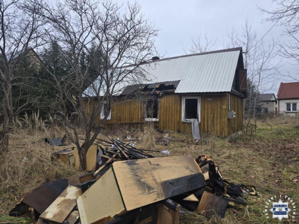 Bohaterska postawa starachowickich policjantów. Wbiegli w ogień i uratowali uwięzionego mężczyznę