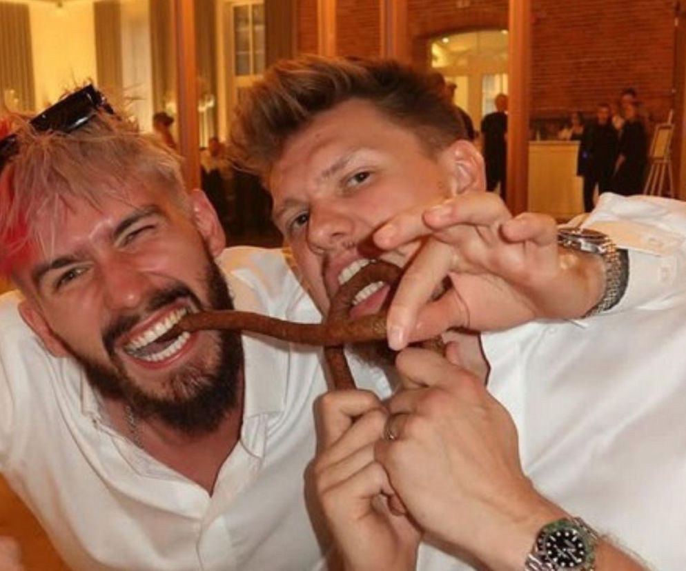 Siatkarze Tomasz Fornal i Jakub Kochanowski wspólnie jedzą kabanosa. O życiu prywatnym sportowców przeczytasz na SE.