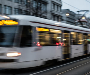 Kobieta walczy o życie po potrąceniu przez tramwaj. Dlaczego wtargnęła na tory?