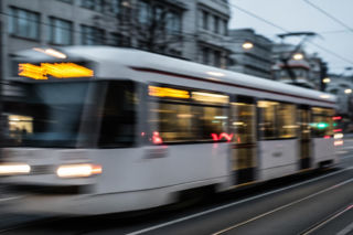 Kobieta walczy o życie po potrąceniu przez tramwaj. Dlaczego wtargnęła na tory?