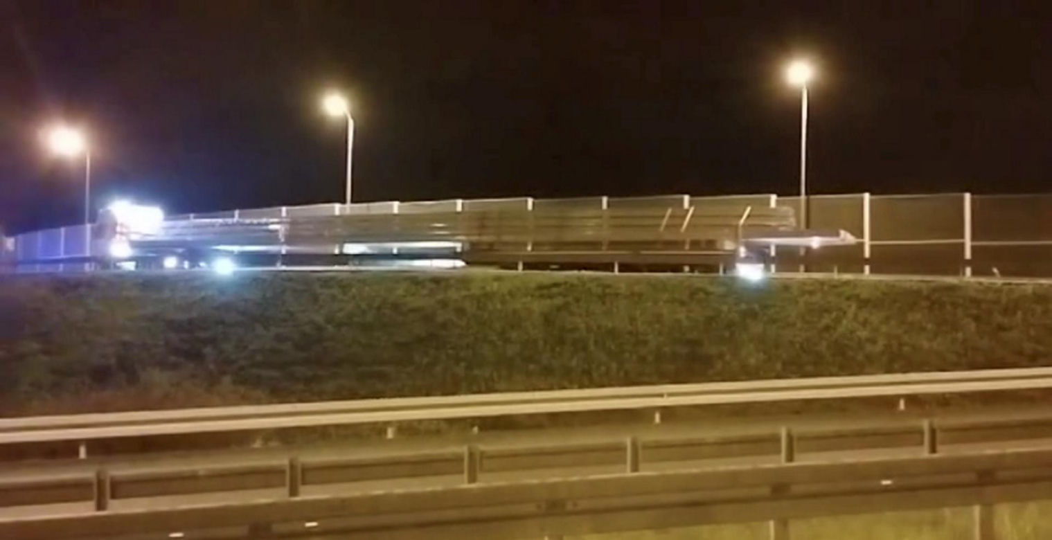 Ogromny tir na A4! Ważył 52 tony i miał ponad 40 metrów, dlatego musiał jechać tyłem