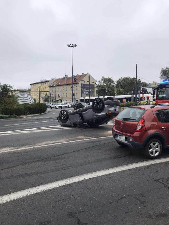 Dachowanie na rondzie Jagiellonów w Bydgoszczy! Kierowca z mandatem [ZDJĘCIA]