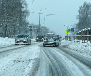 Ostróda w centrum śnieżycy. Burmistrz nocą ratował ludzi. Kierowcy nocowali w urzędzie