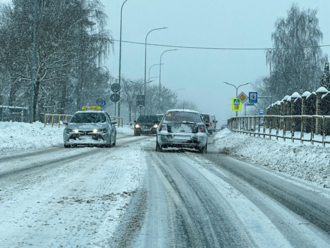 Ostróda w centrum śnieżycy. Burmistrz nocą ratował ludzi. Kierowcy nocowali w urzędzie