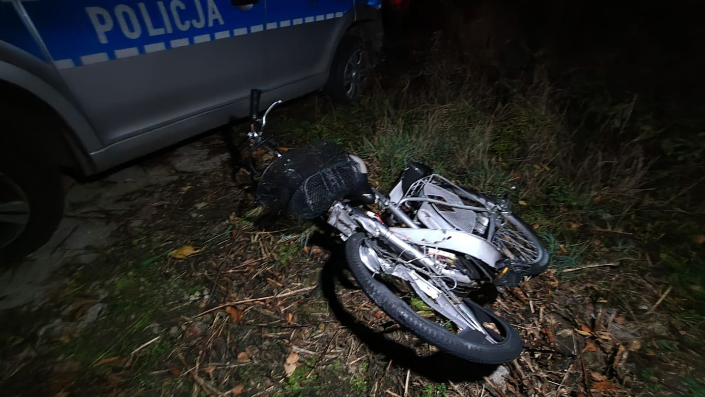 Dramatyczny wypadek pod Jaktorowem. Czołowe zderzenie mercedesa i rowerzysty. Kolarz zginął na miejscu