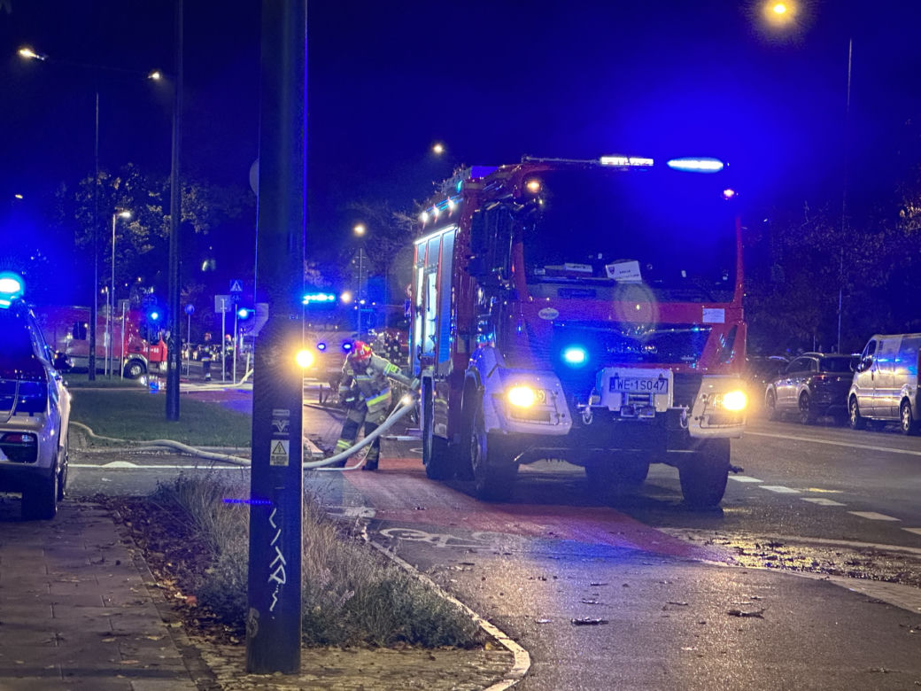 Wielka akcja strażaków na Bielanach. Na stacji ulatniał się gaz, pracownicy ewakuowani