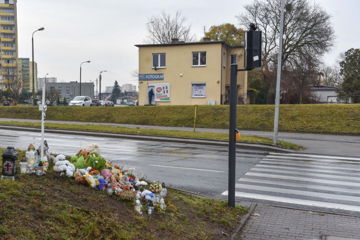 W miejscu gdzie zginęła Wiktoria wciąż leży pełno zniczy i maskotek