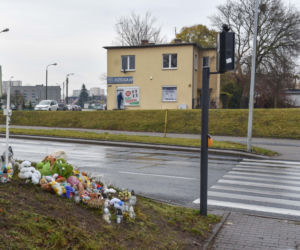 W miejscu gdzie zginęła Wiktoria wciąż leży pełno zniczy i maskotek