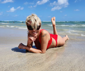 Paulla na plaży niczym gwiazda Słonecznego Patrolu