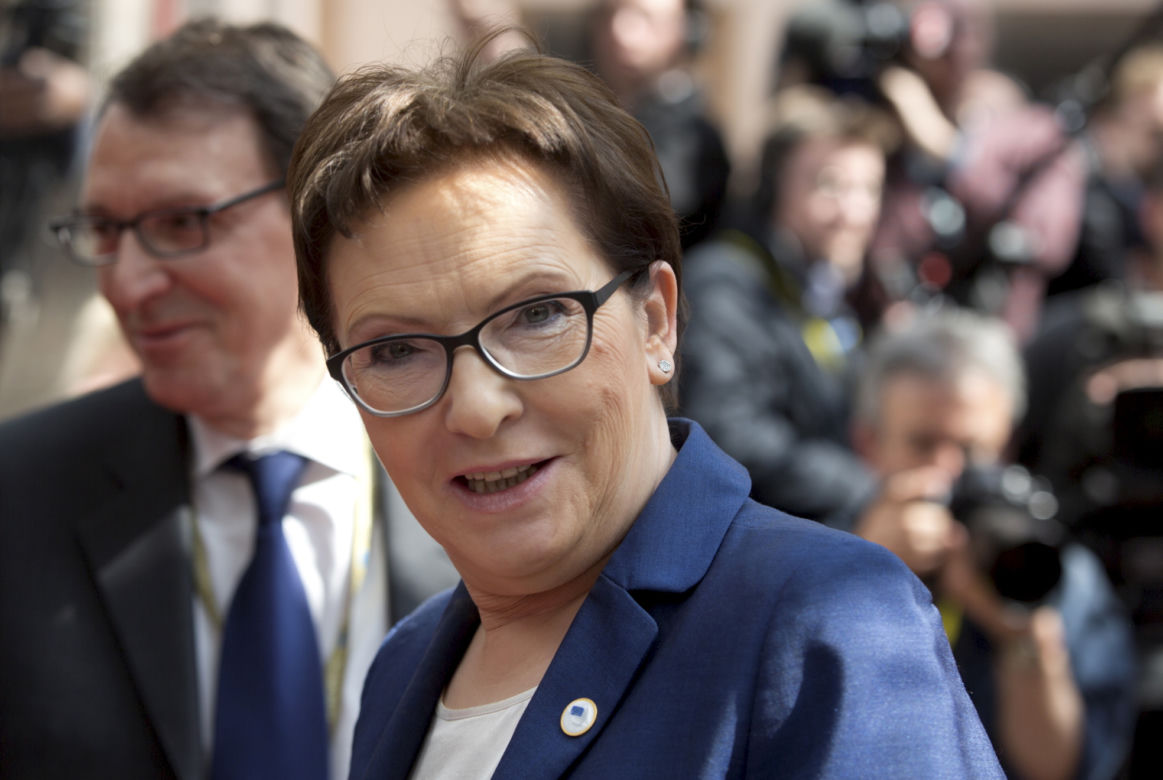 Szydło: 500 zł na każde dziecko. Kopacz: Młodzi nie będą płacić podatków