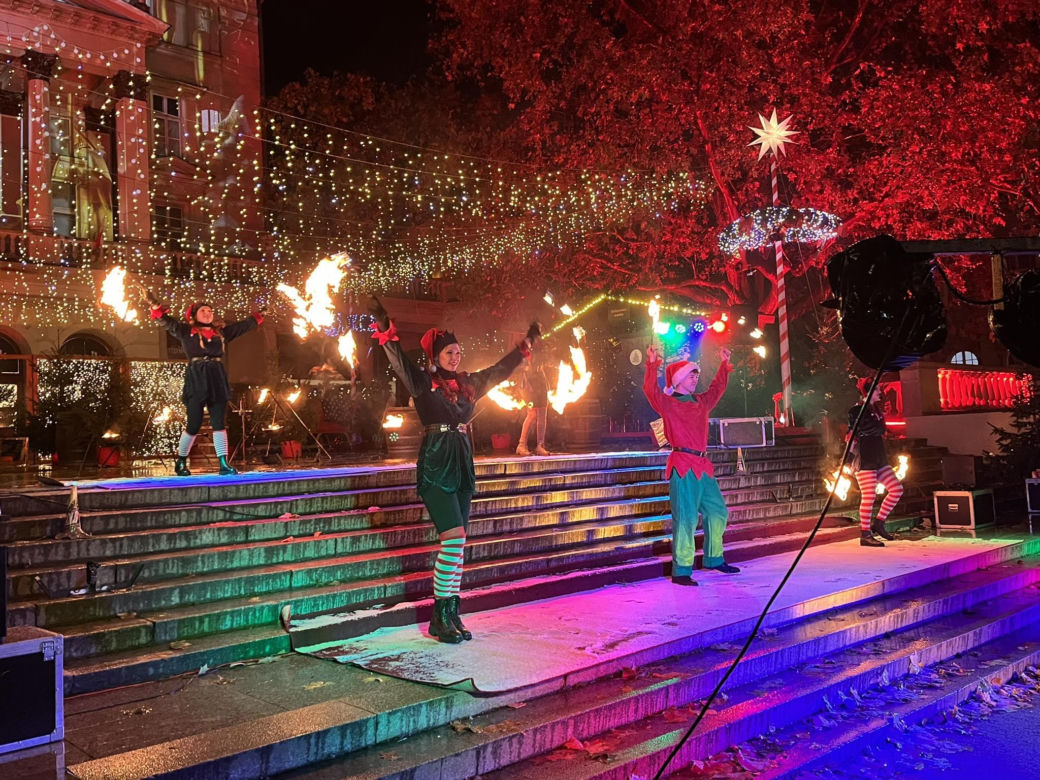 Betlejem Poznańskie 2023. Zimowe Fire Show na placu Wolności w Poznaniu
