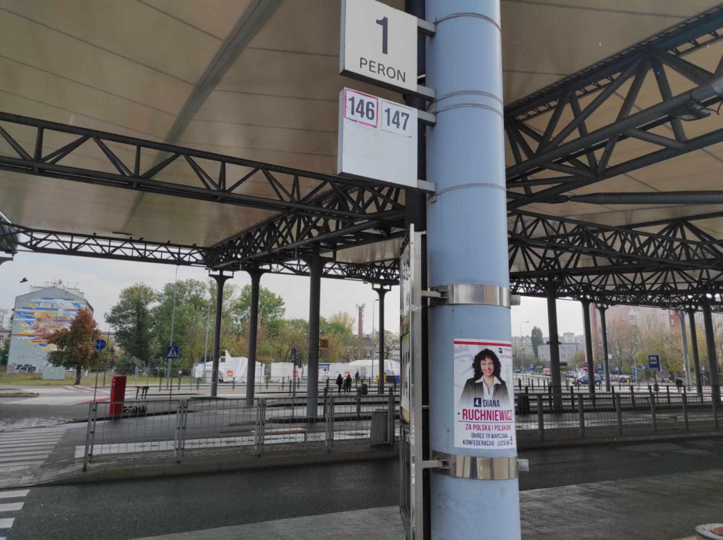 Warszawa po wyborach. Tu wciąż wiszą plakaty wyborcze. Kandydaci, nie śpimy, sprzątamy!