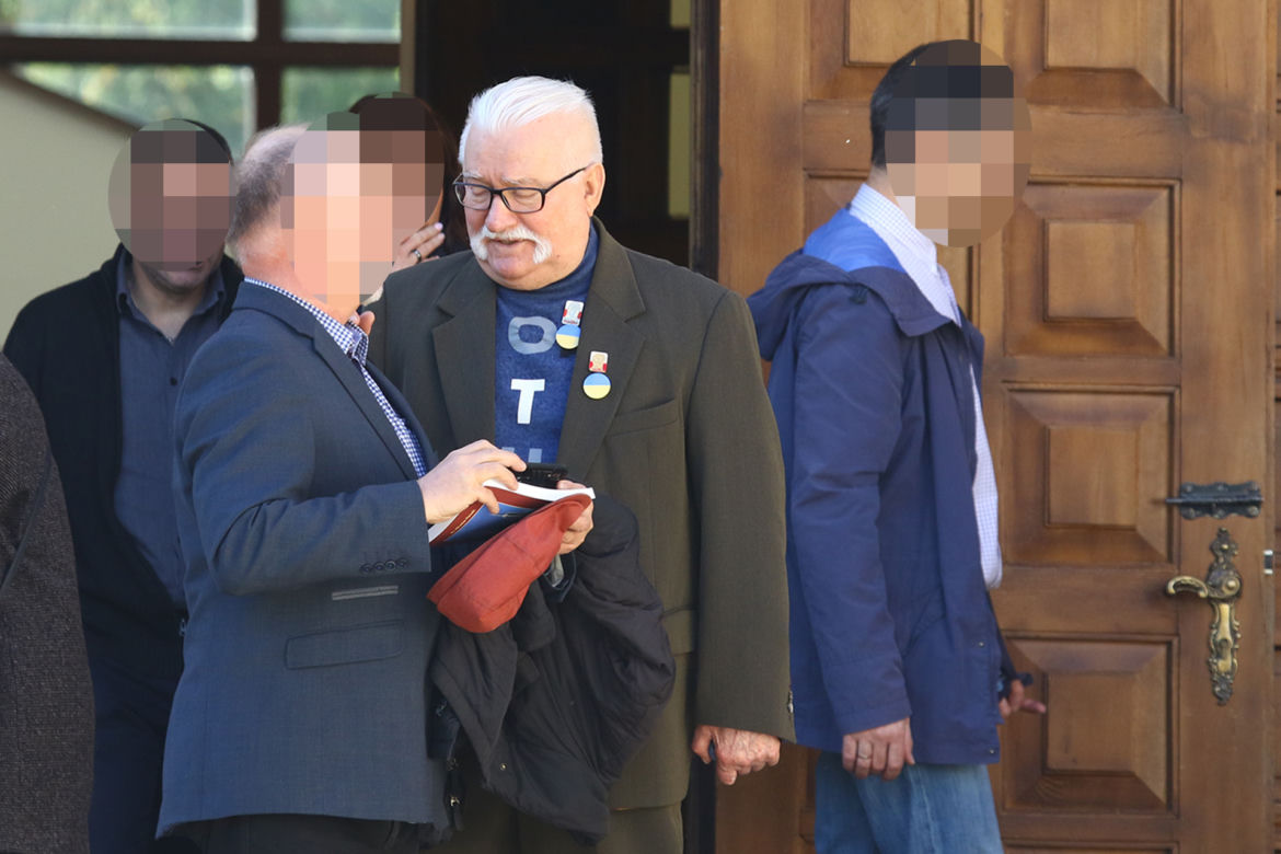 Wałęsa obwieszony ważnymi symbolami. Tak przyjechał do kościoła 