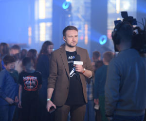 Roxie Węgiel z gołym brzuchem śpiewa dla najmłodszych