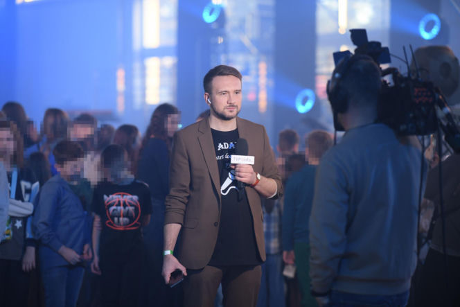 Roxie Węgiel z gołym brzuchem śpiewa dla najmłodszych