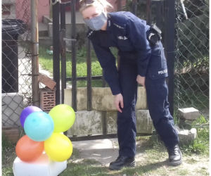 6-latka na kwarantannie miała urodziny. Tort dostarczyli jej... policjanci