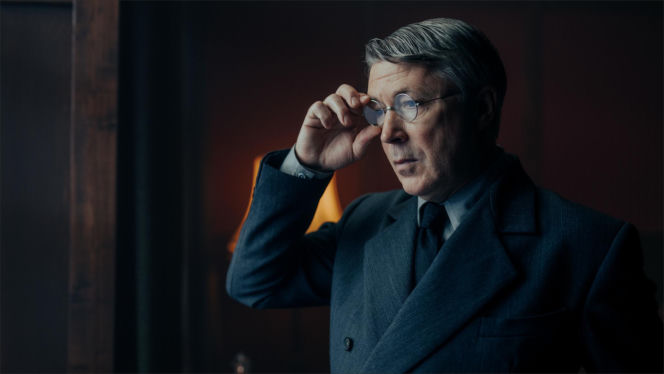 W roli głównej Jakub Gierszał, w obsadzie m.in. Aidan Gillen, Paul Freeman, Julia Pietrucha, Wojciech Mecwaldowski, Anna Próchniak, Mateusz Kościukiewicz, Antoni Pawlicki oraz Tomasz Kot.