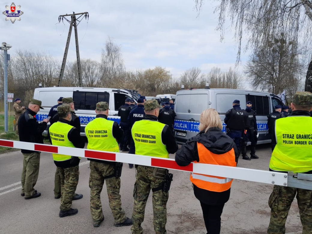 Trwa protest rolników. Policja pilnuje torów przed protestującymi 
