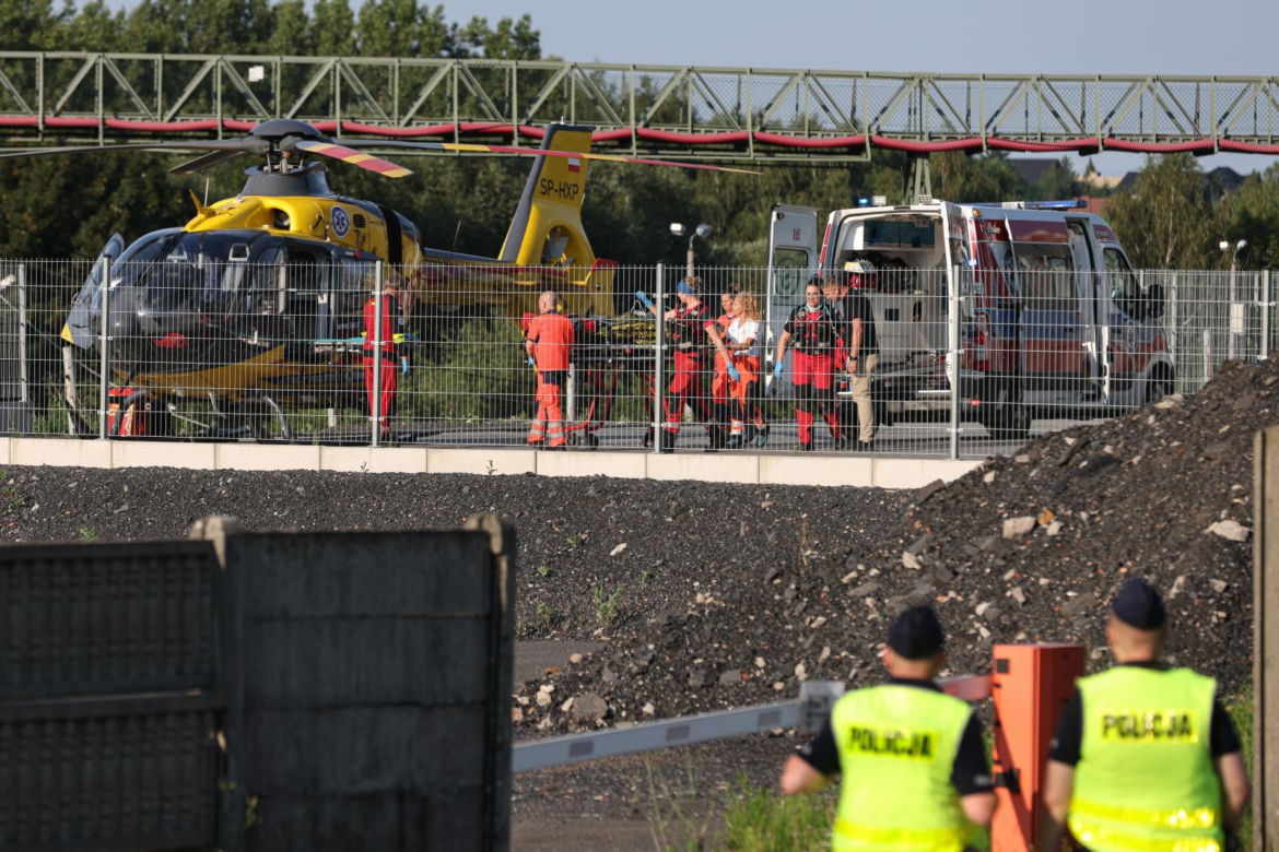 Górnik z KWK Rydułtowy na powierzchni. LPR zabrał go do szpitala w Sosnowcu