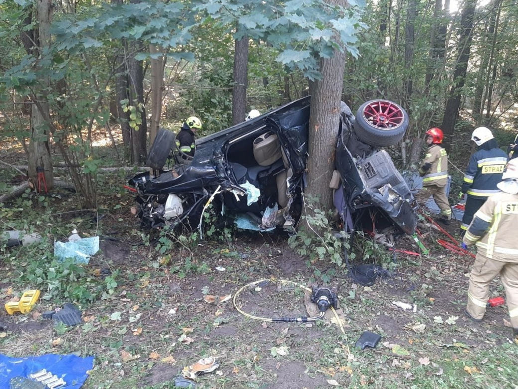 Horror  pod Siedlcami. 21-latek w bmw roztrzaskał się o drzewo. Auto owinęło się wokół pnia!