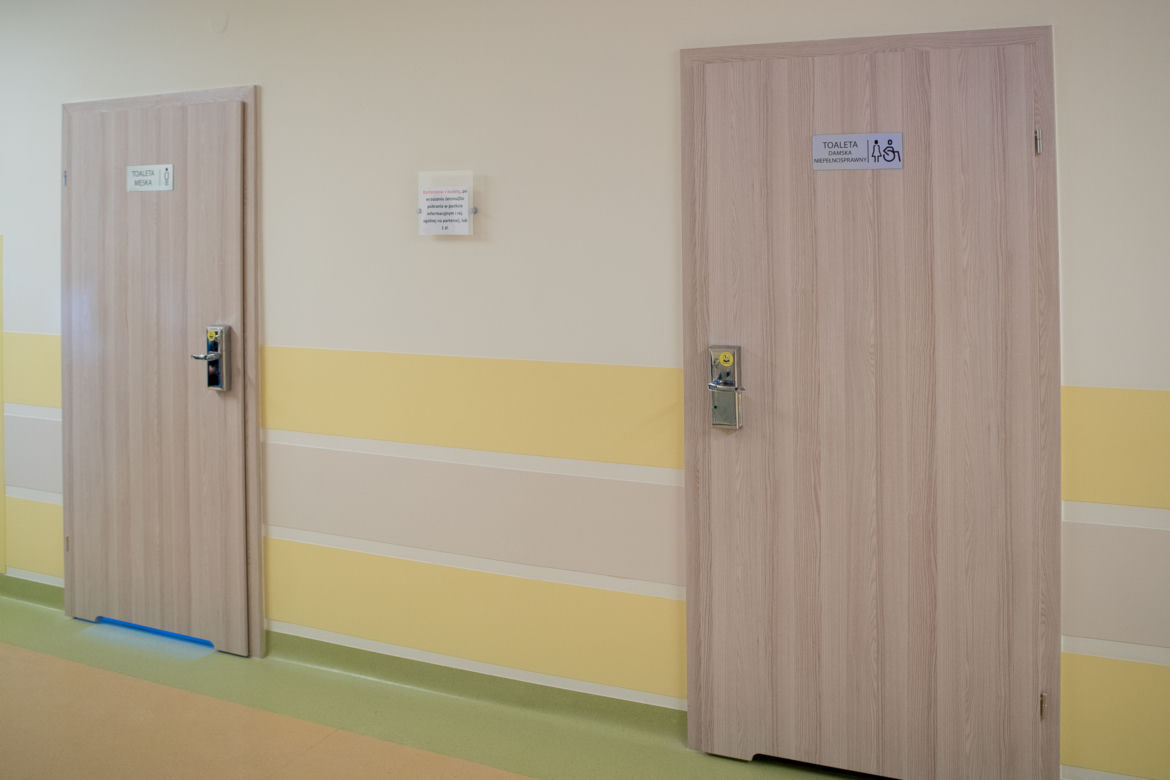 KAŻĄ PŁACIĆ ZA TOALETĘ.