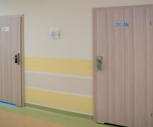 KAŻĄ PŁACIĆ ZA TOALETĘ.
