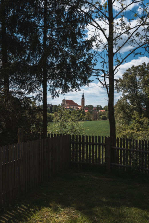 Widok z Wietorówki na Lubomierz (klasztor)
