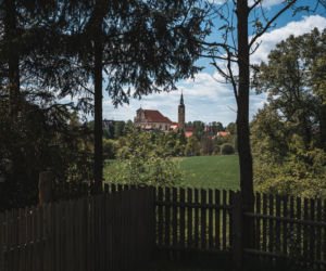 Widok z Wietorówki na Lubomierz (klasztor)