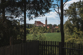 Widok z Wietorówki na Lubomierz (klasztor)
