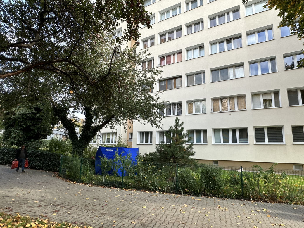 Otworzył okno, spojrzał w dół. Chwilę później runął z 9 piętra. Tragedia na Mokotowie