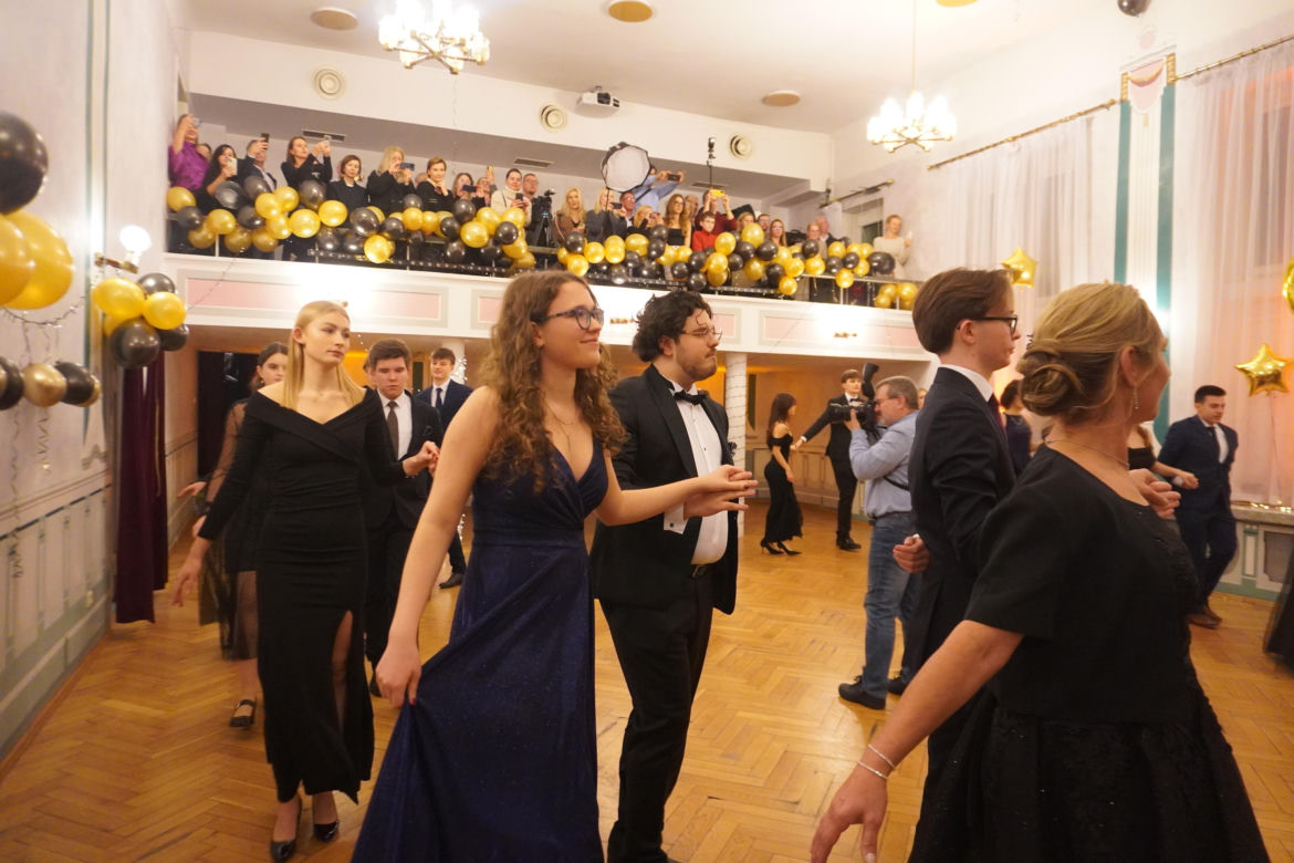 Polonez na Studniówce 2025 w II LO w Poznaniu