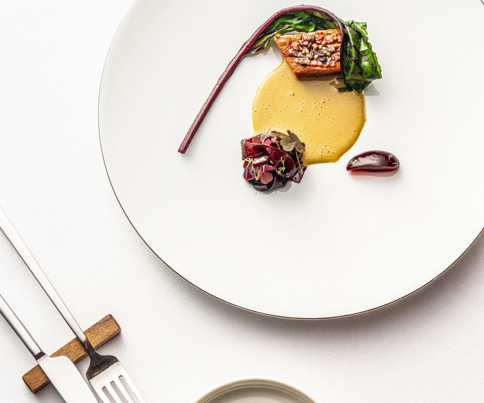 Eleganckie danie z mięsem i sosem w restauracji Rozdział. O urodzinowym menu degustacyjnym przeczytasz na SE.