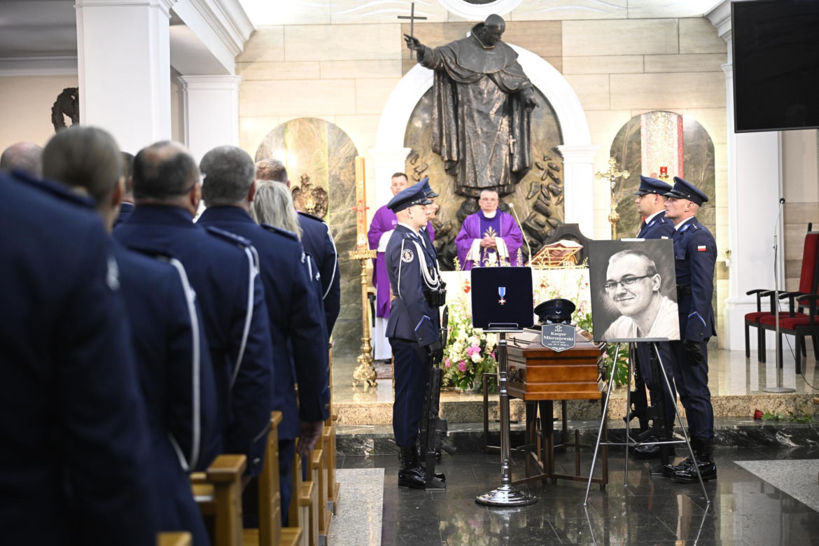 Młody policjant zginął w potwornym wypadku. Pogrzeb Kacpra Mierzejewskiego